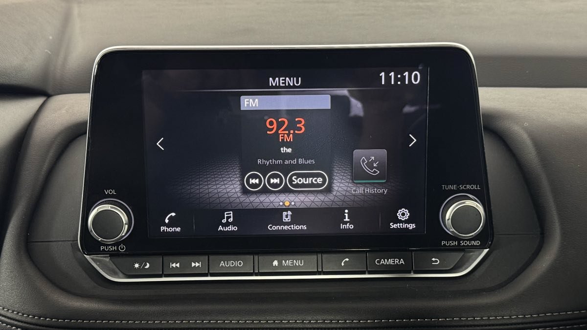Used 2025 Nissan Rogue S AWD/4WD image 19