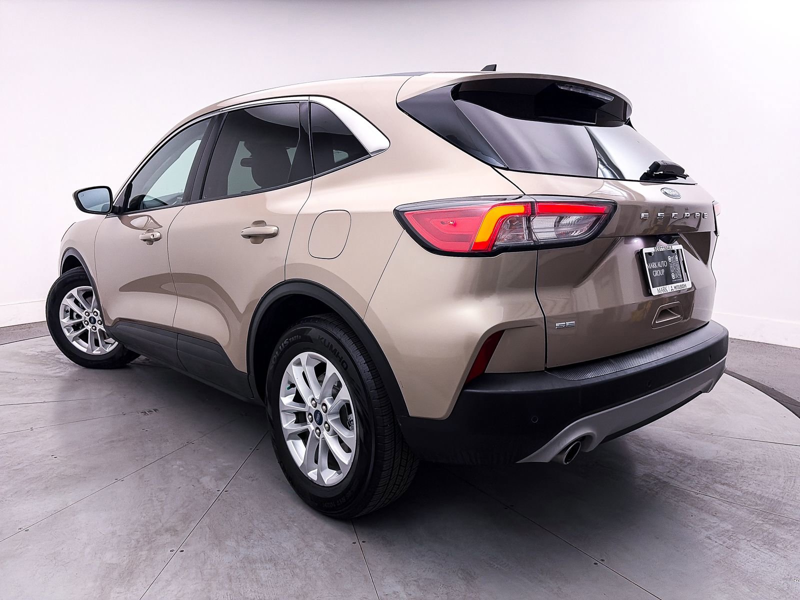 Used 2021 Ford Escape SE image 2