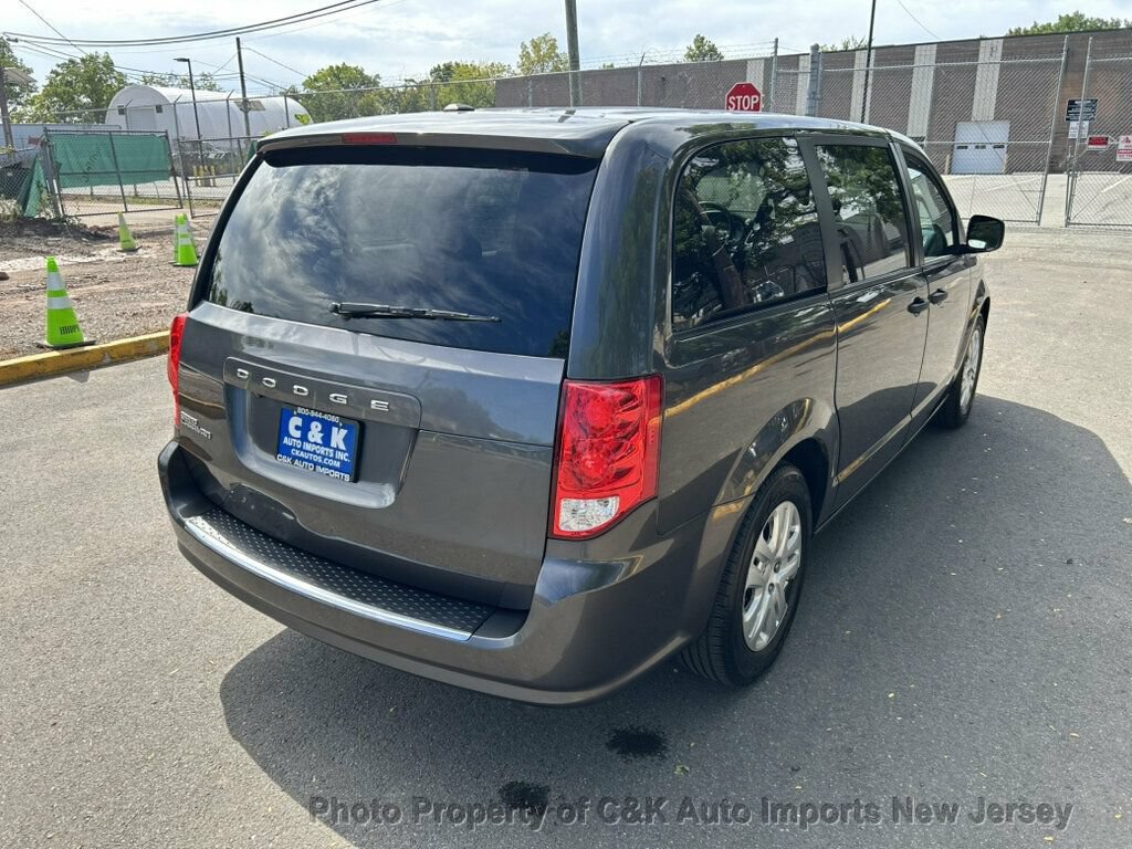 Used 2019 Dodge Grand Caravan SE w/ UConnect Hands-Free Group FWD image 11
