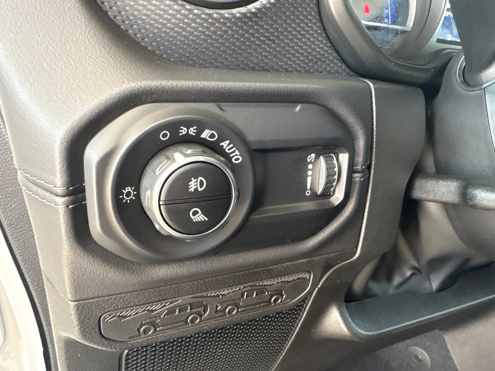 Used 2024 Jeep Gladiator Rubicon w/ Technology Group AWD/4WD image 12