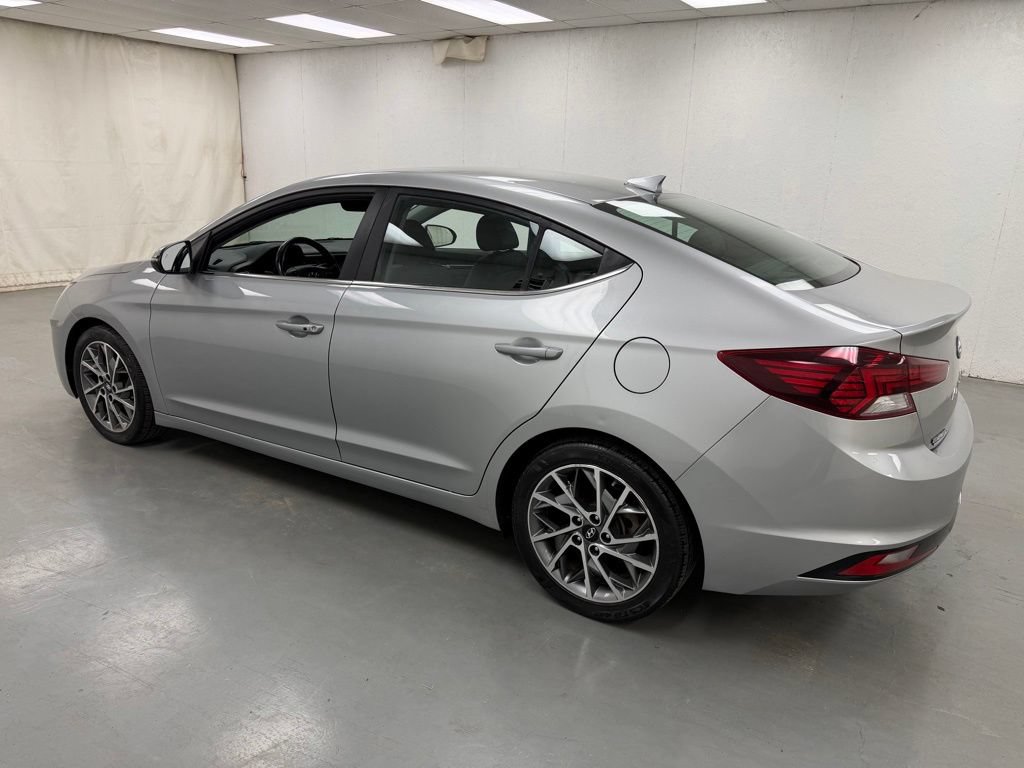 Used 2020 Hyundai Elantra Limited w/ Cargo Package (C1) FWD image 3
