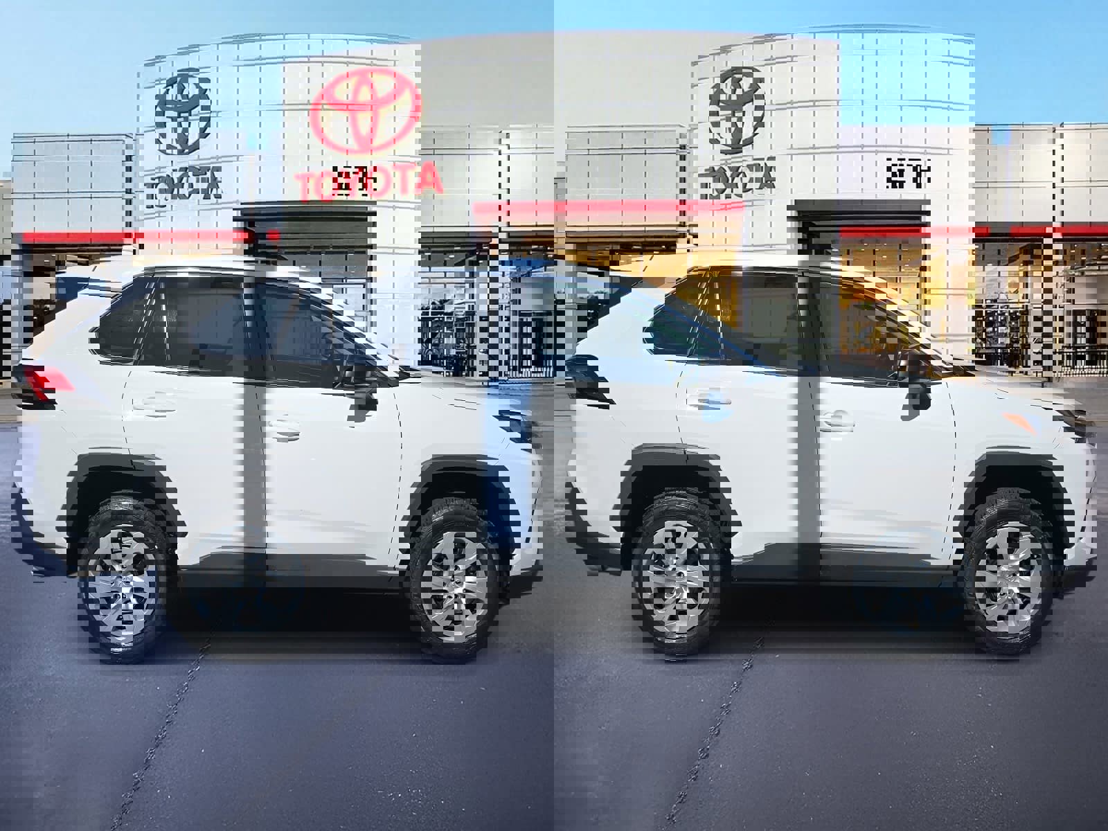 Used 2023 Toyota RAV4 LE image 4