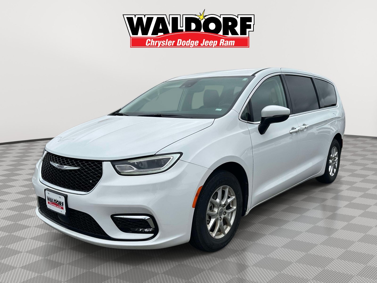 Used 2023 Chrysler Pacifica Touring-L FWD image 3
