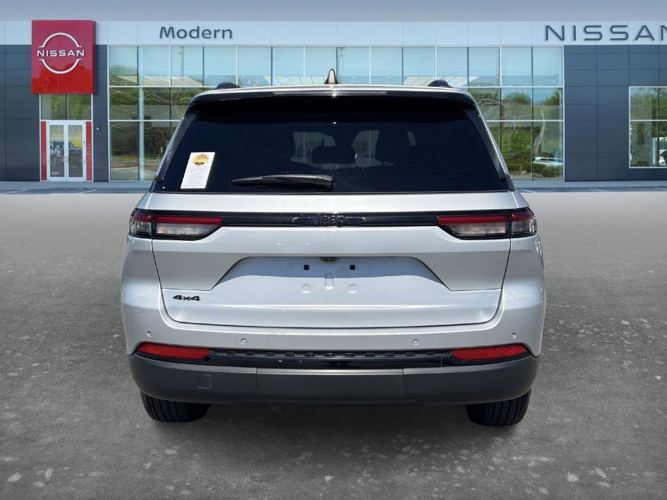 Used 2024 Jeep Grand Cherokee Altitude AWD/4WD image 7
