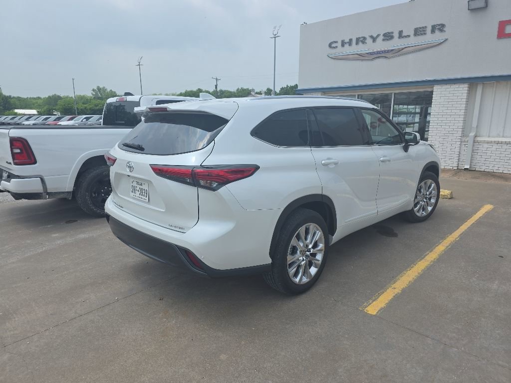 Used 2023 Toyota Highlander Limited FWD image 3