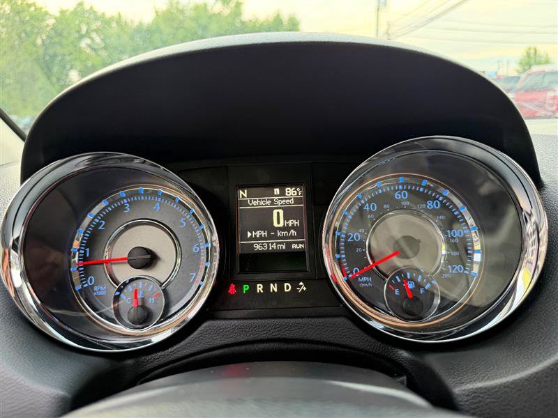 Used 2016 Chrysler Town & Country Touring FWD image 29