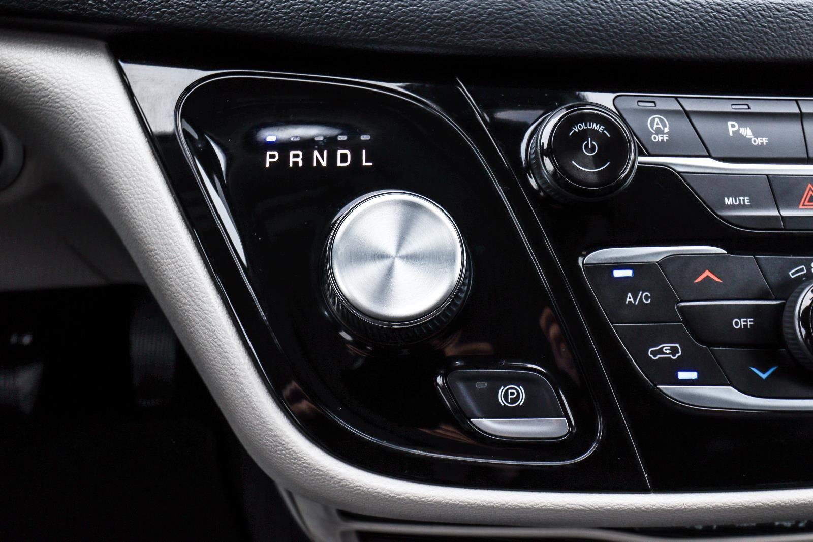 Used 2023 Chrysler Pacifica Touring-L FWD image 14