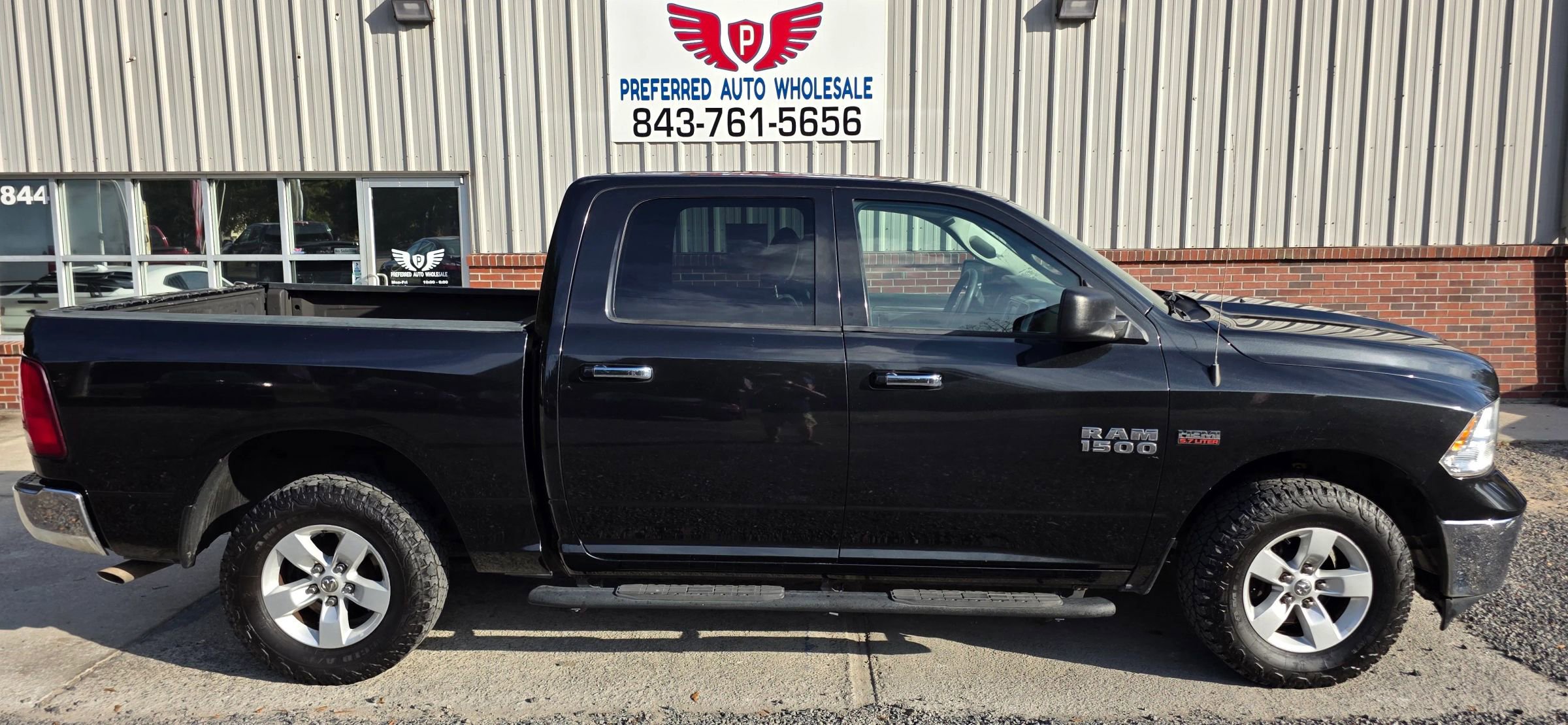 Used 2017 RAM 1500 Classic SLT image 4