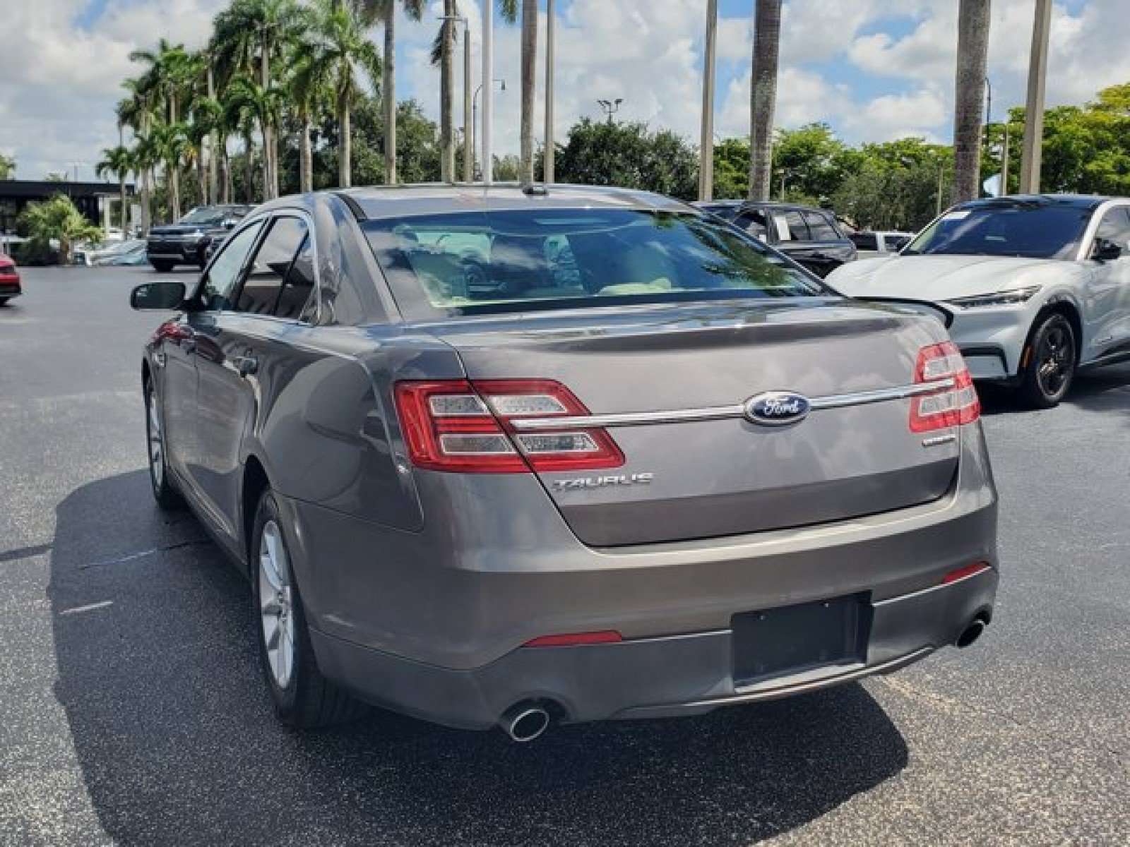 Used 2014 Ford Taurus SE FWD image 5