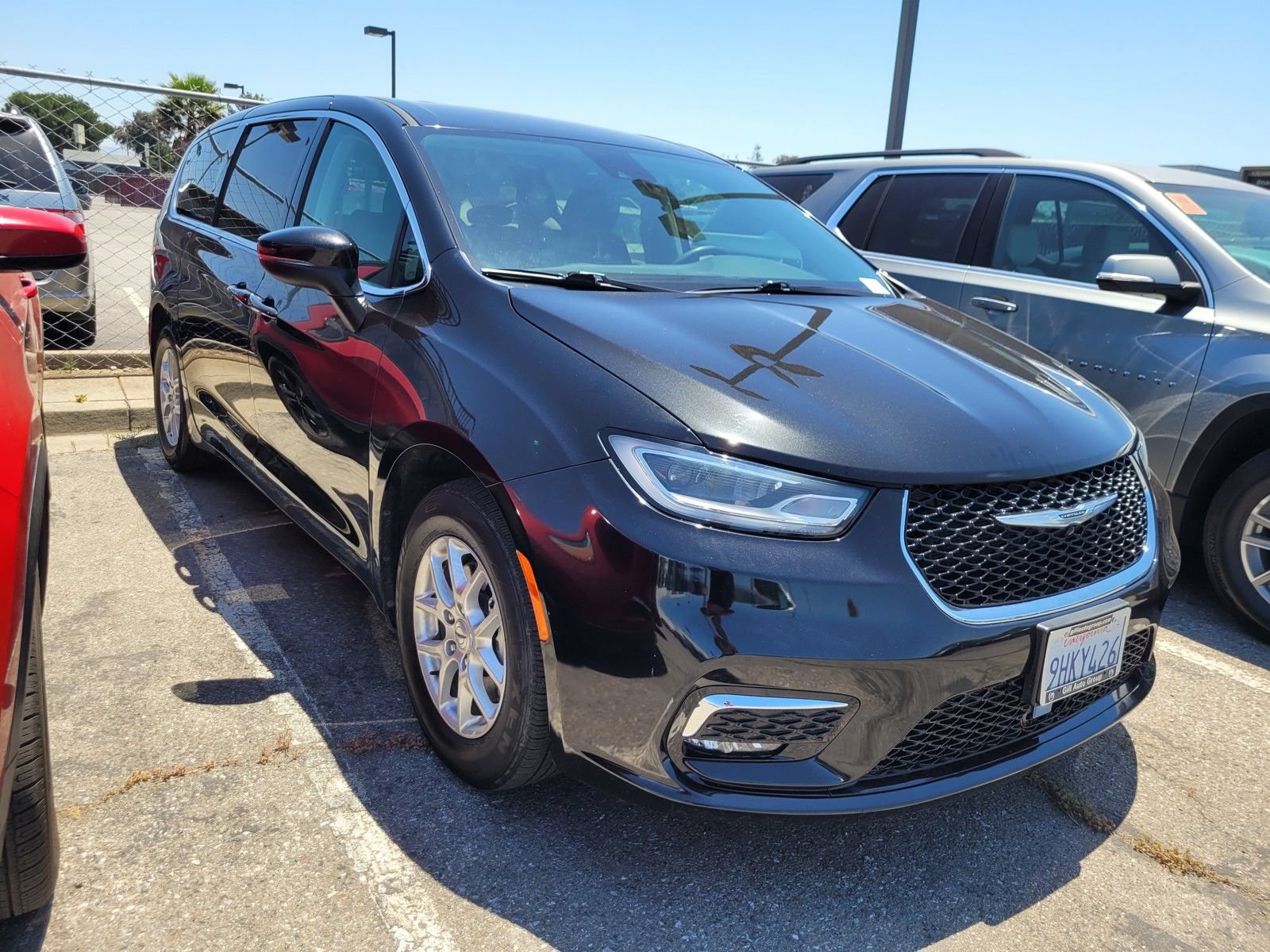 Used 2023 Chrysler Pacifica Touring-L FWD image 3