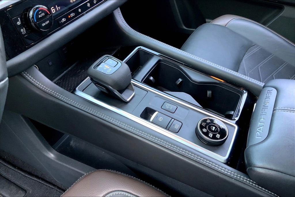 Used 2024 Nissan Pathfinder Platinum image 11