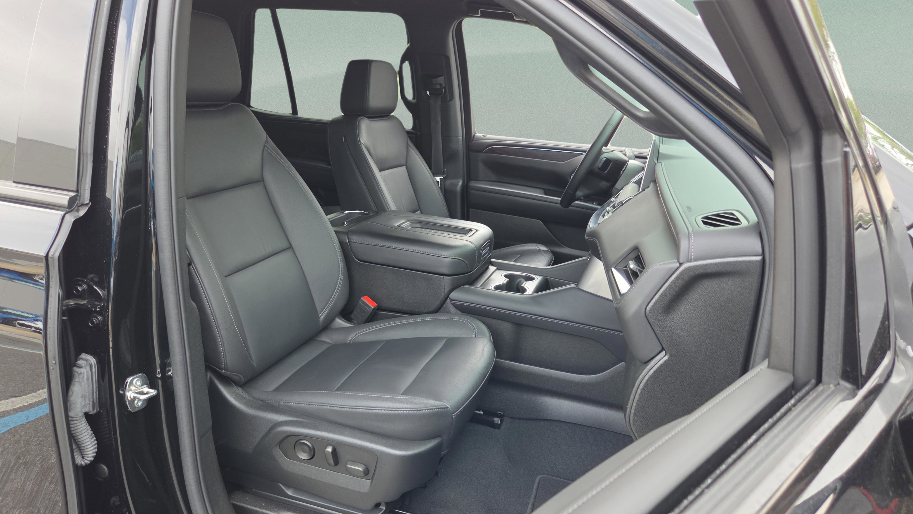Used 2024 Chevrolet Tahoe Z71 w/ Luxury Package image 15