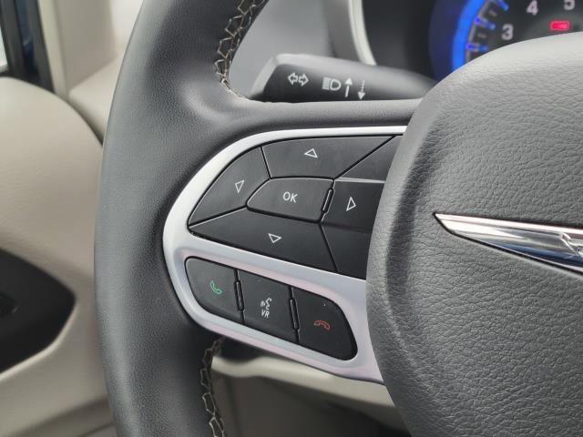 Used 2023 Chrysler Pacifica Touring-L image 13