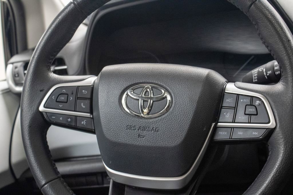 Used 2025 Toyota Sienna XLE image 16
