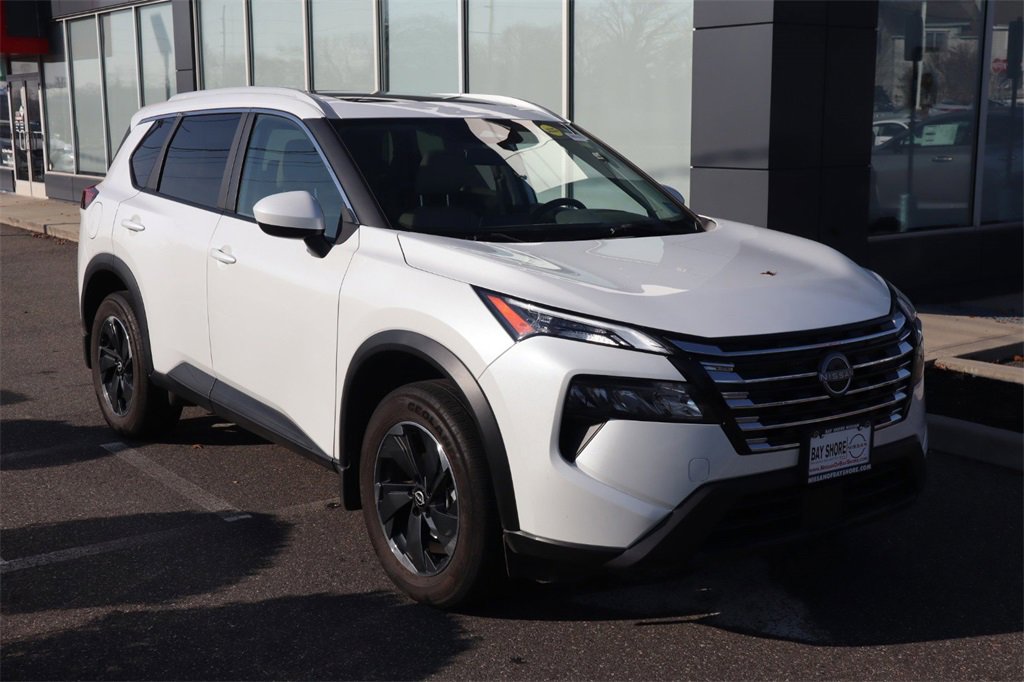 Used 2024 Nissan Rogue SV w/ SV Premium Package image 2