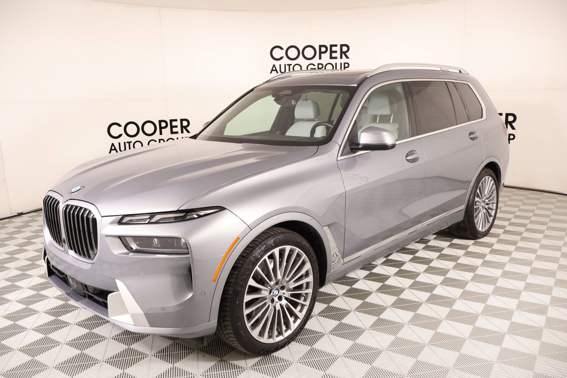 Used 2025 BMW X7 xDrive40i w/ Parking Assistance Package AWD/4WD image 11