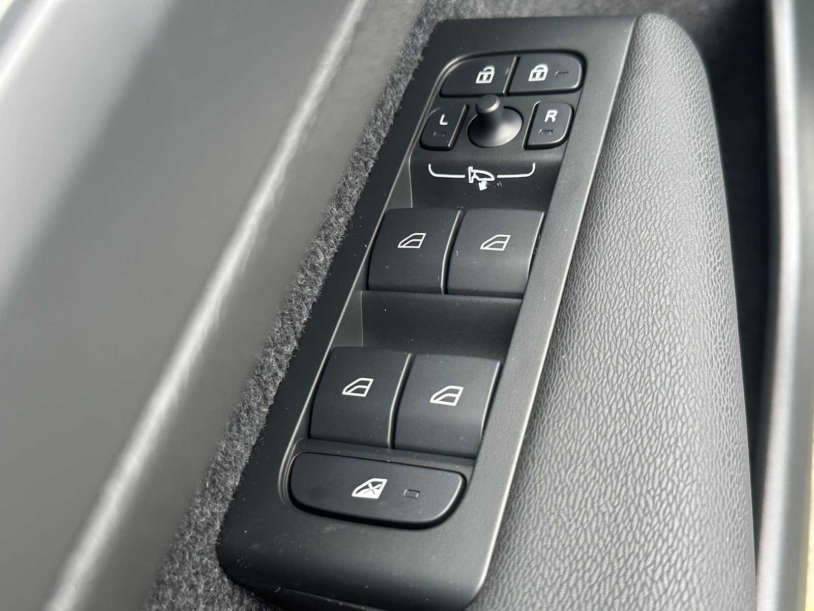 Used 2025 Volvo XC40 B5 Core w/ Protection Package Premier AWD/4WD image 21