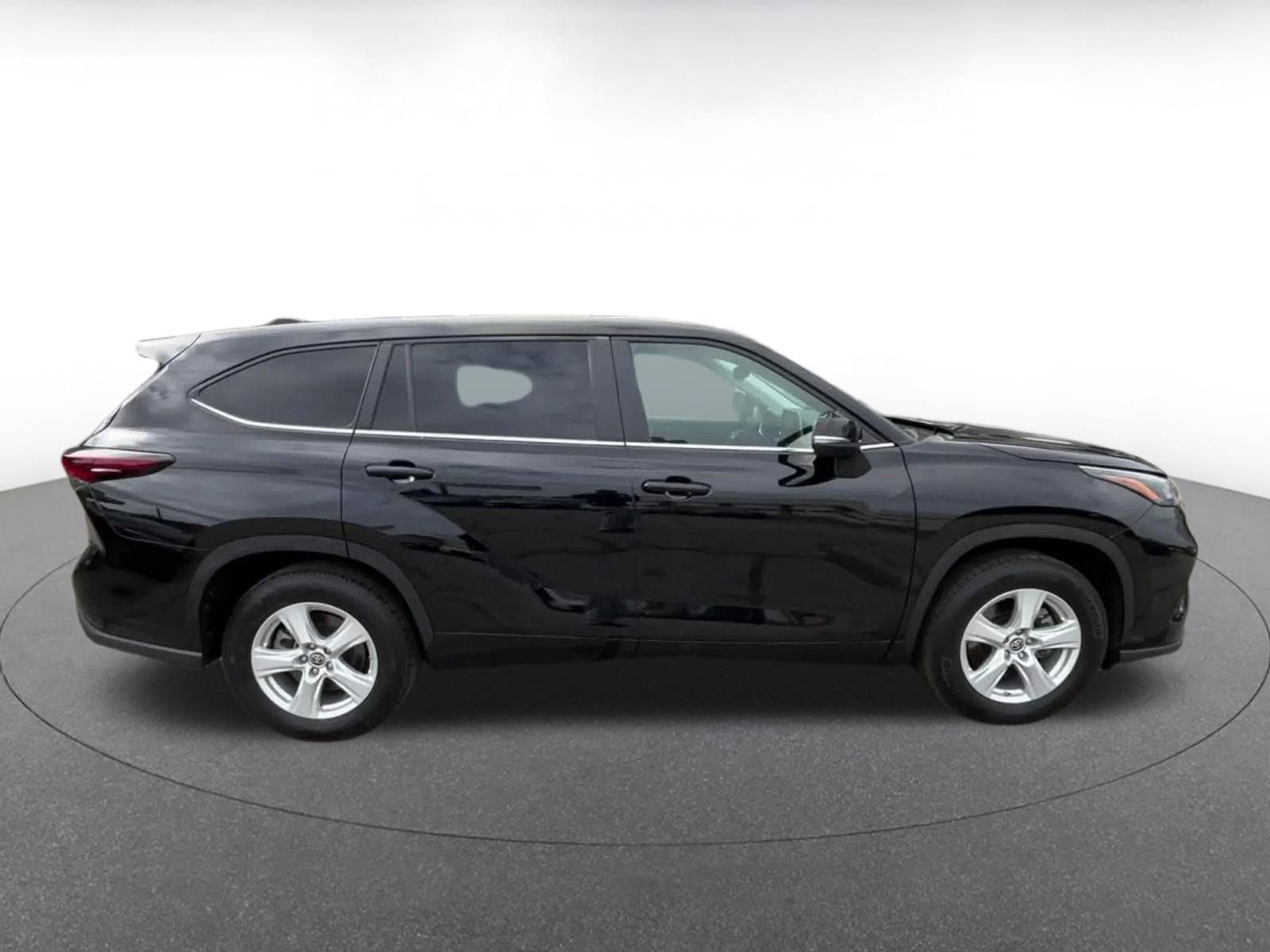 Used 2025 Toyota Highlander LE image 22