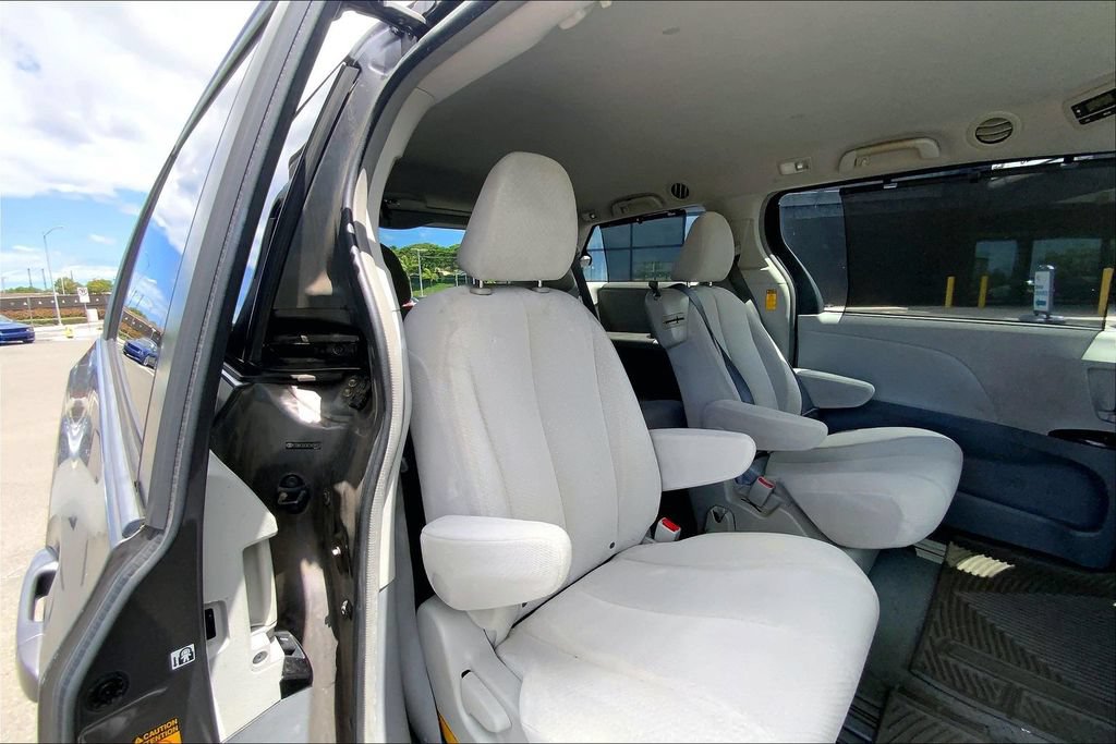 Used 2014 Toyota Sienna LE FWD image 24