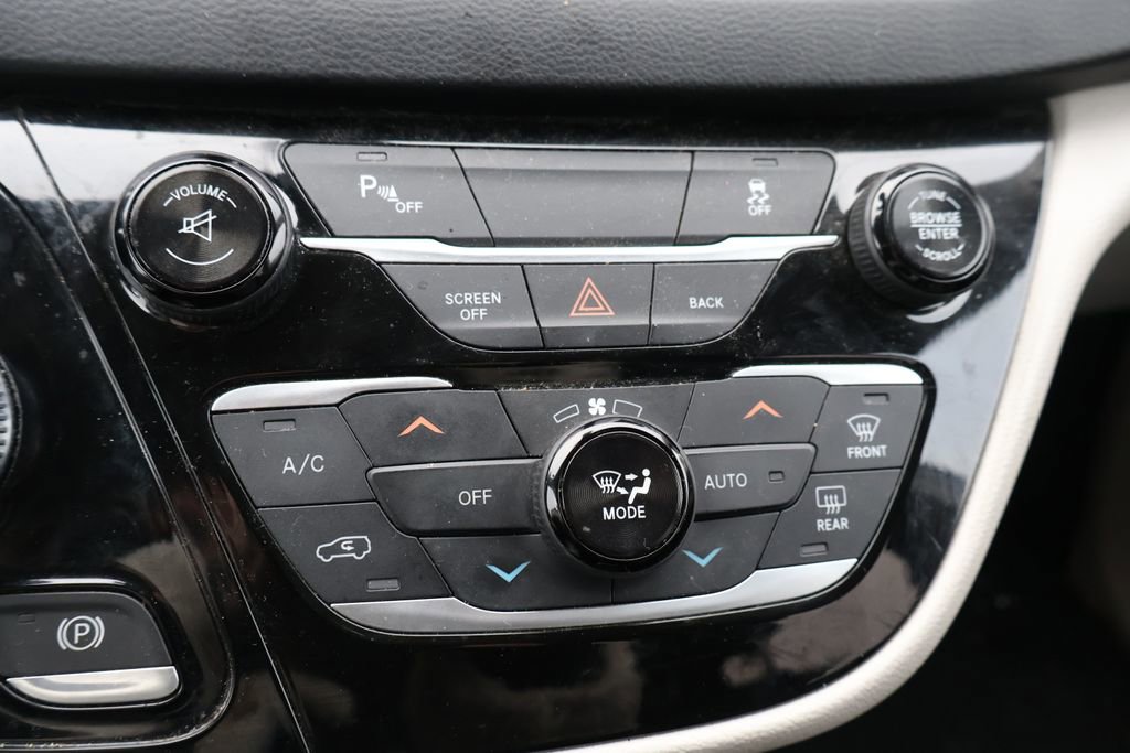 Used 2017 Chrysler Pacifica Touring-L Plus w/ Tire & Wheel Group image 25