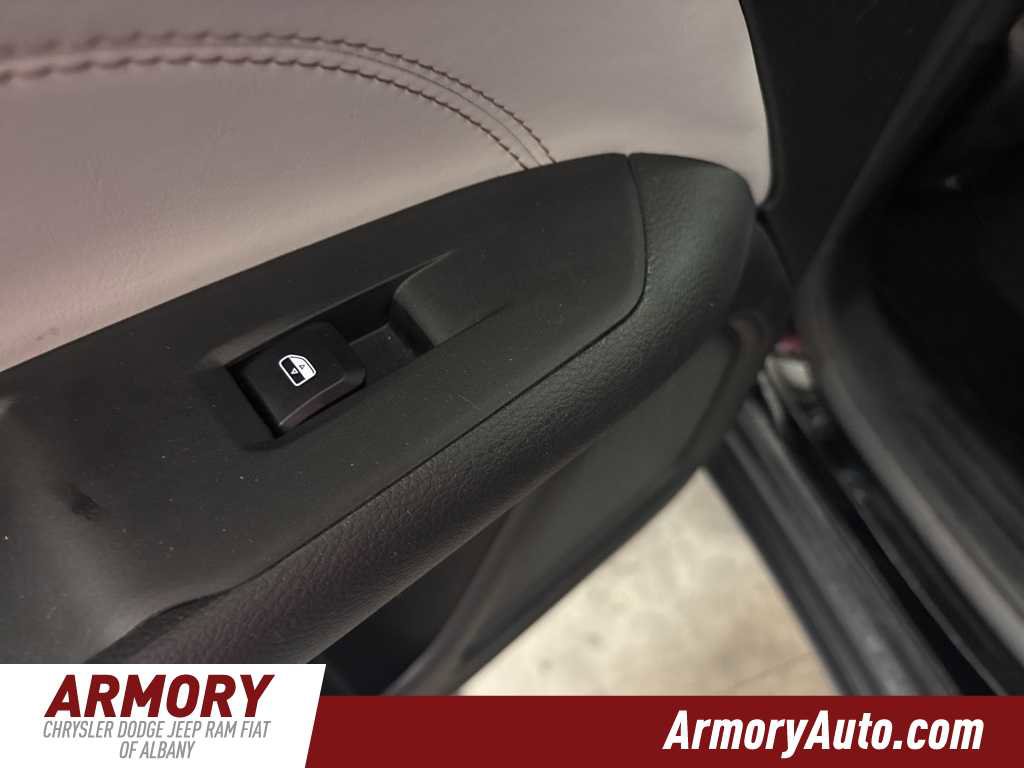 Used 2025 Jeep Compass Limited image 24