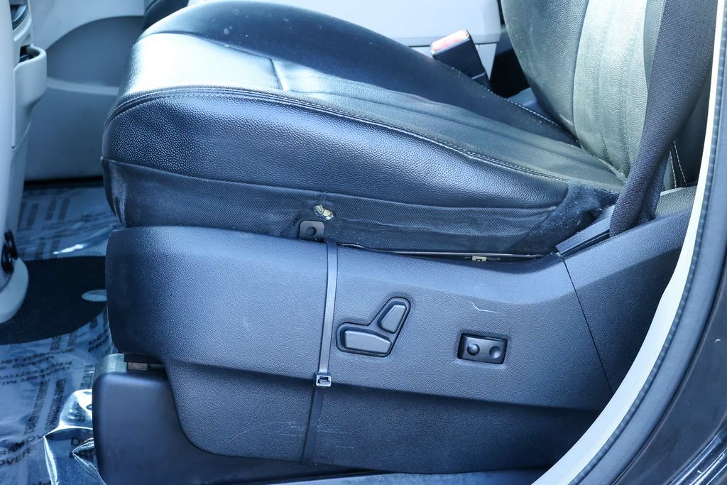 Used 2014 Chrysler Town & Country Touring FWD image 26