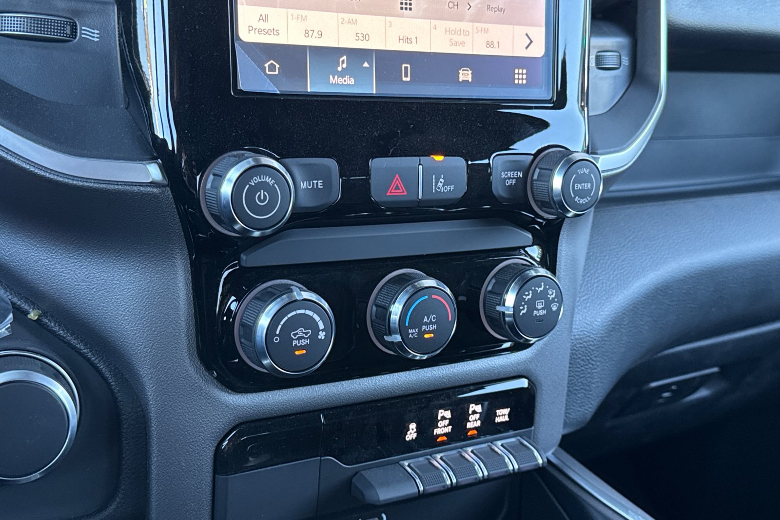 New 2026 RAM 1500 Express AWD/4WD image 18