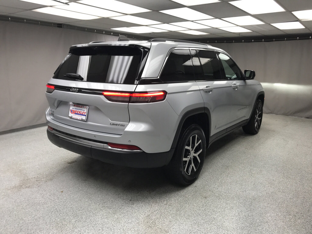 Used 2023 Jeep Grand Cherokee Limited w/ Luxury Tech Group II image 4