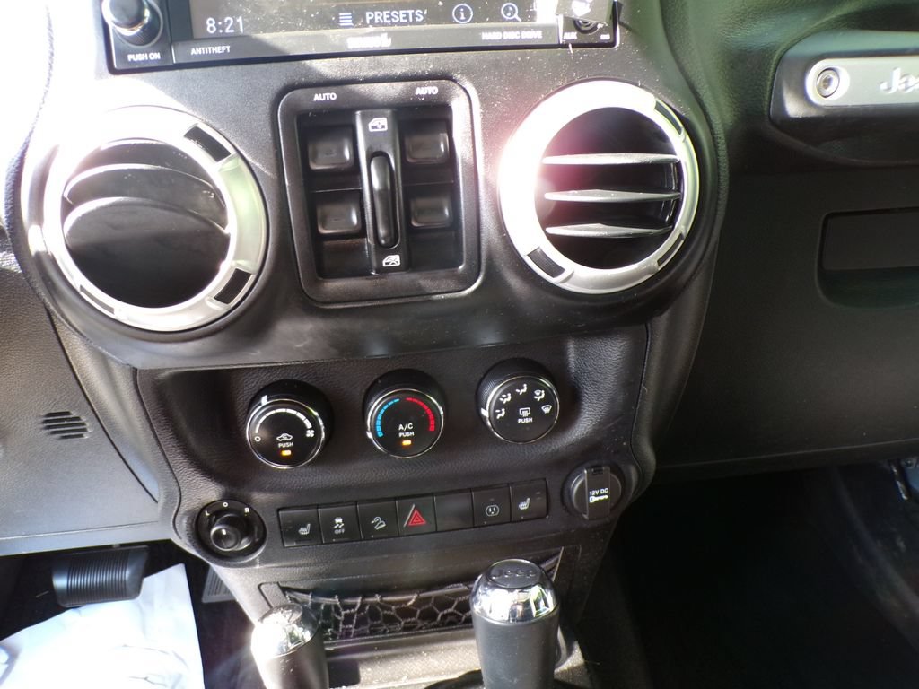Used 2015 Jeep Wrangler Unlimited Sahara w/ Connectivity Group AWD/4WD image 24