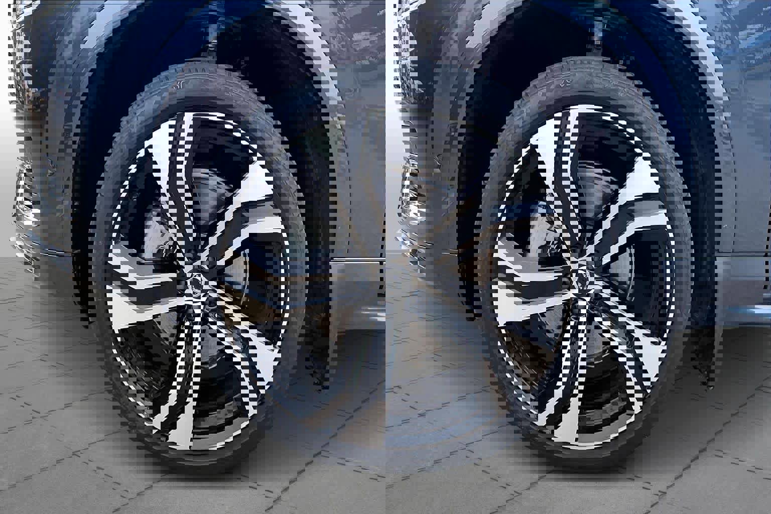 Used 2024 Volvo XC90 B6 Ultimate w/ Lounge Package image 11