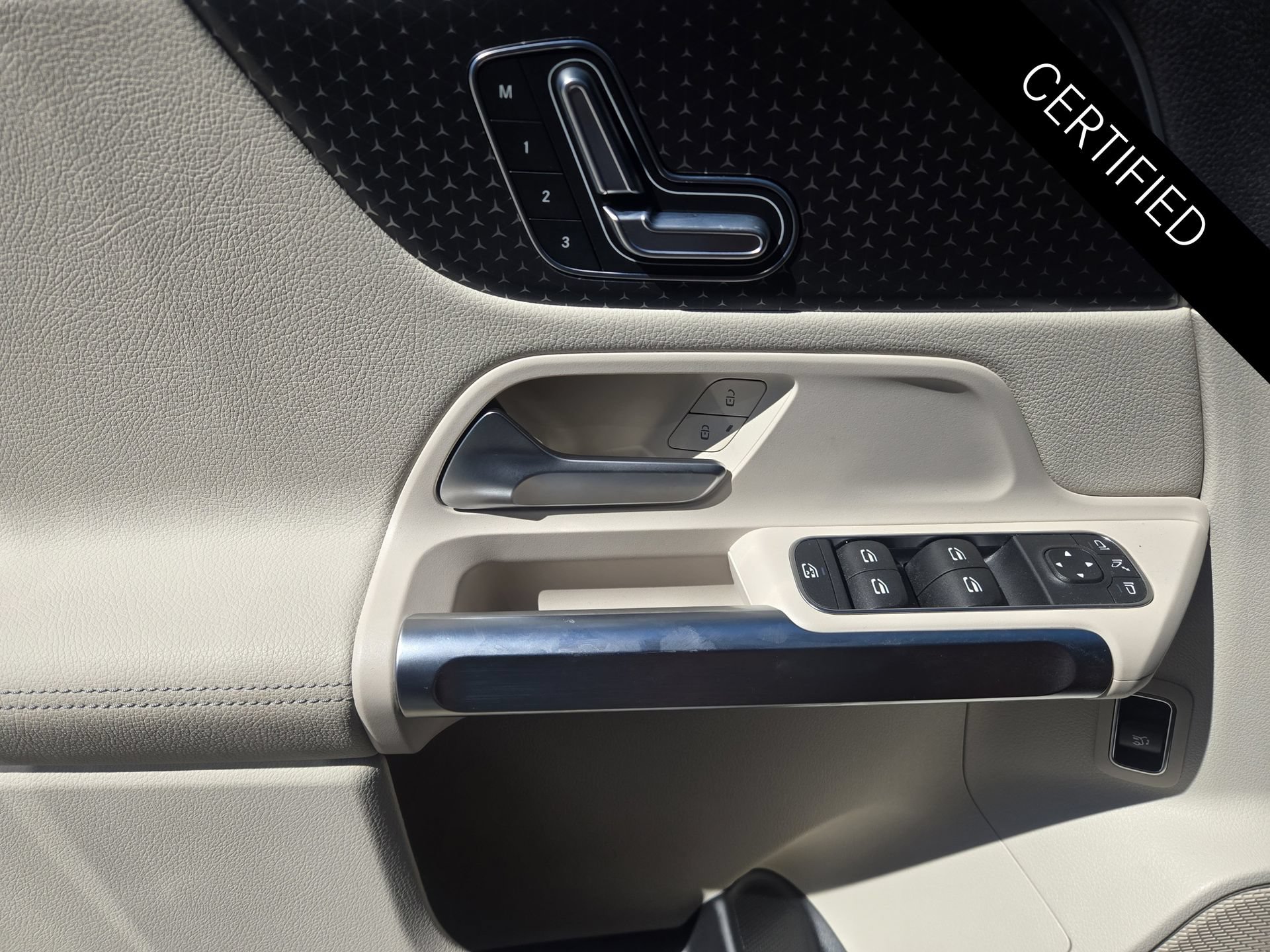 Used 2025 Mercedes-Benz EQB 300 4MATIC image 20