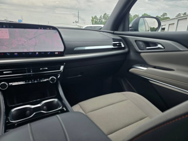 Used 2025 Chevrolet Traverse LT w/ LPO, Floor Liner Package FWD image 35