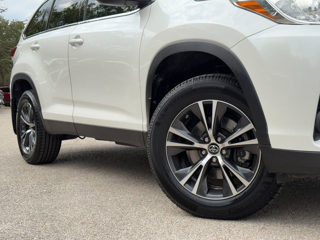 Used 2019 Toyota Highlander LE FWD image 2