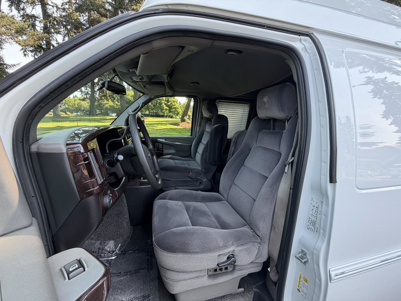 Used 2011 GMC Savana 1500 AWD image 8