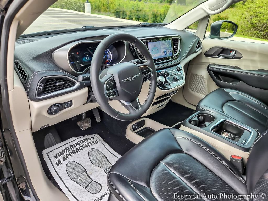 Used 2023 Chrysler Pacifica Touring-L FWD image 9