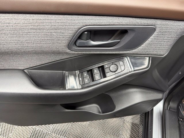 Used 2023 Nissan Rogue S AWD/4WD image 15