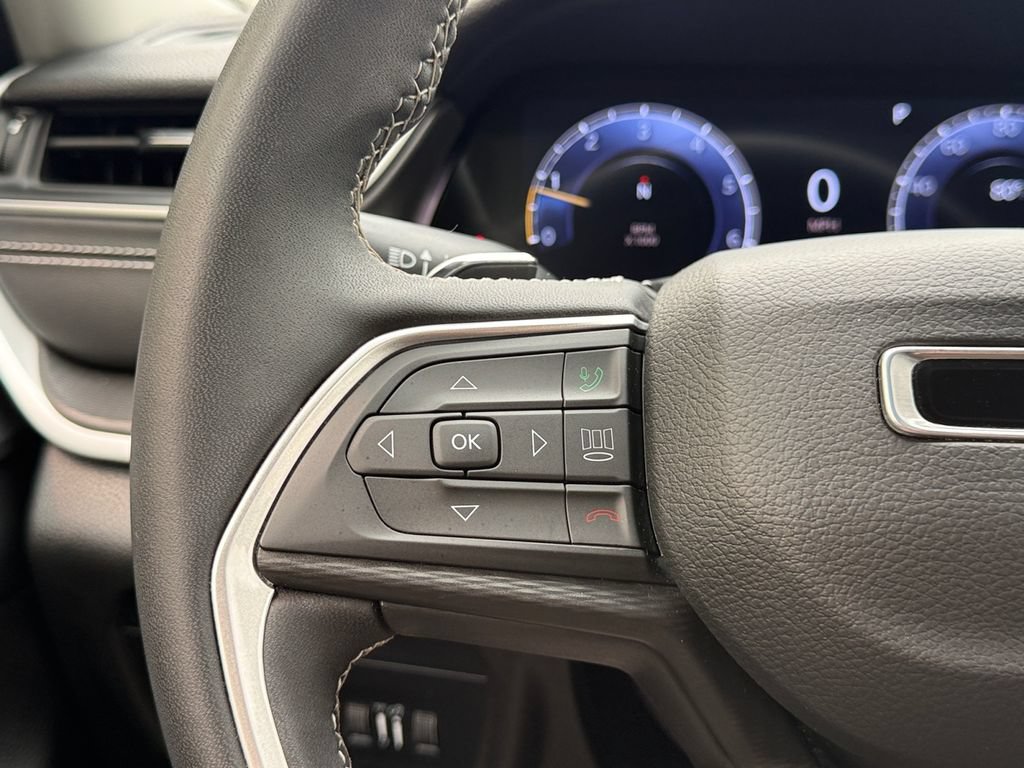 Certified 2023 Jeep Grand Cherokee Laredo AWD/4WD image 28