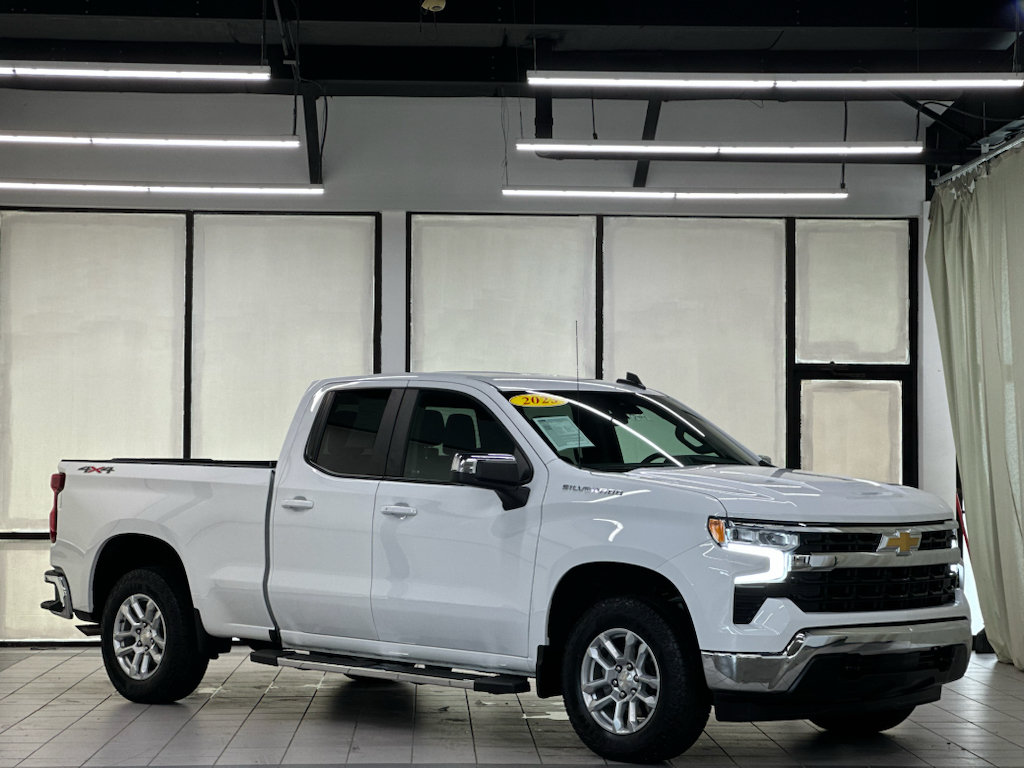 Used 2023 Chevrolet Silverado 1500 LT w/ Protection Package AWD/4WD image 1