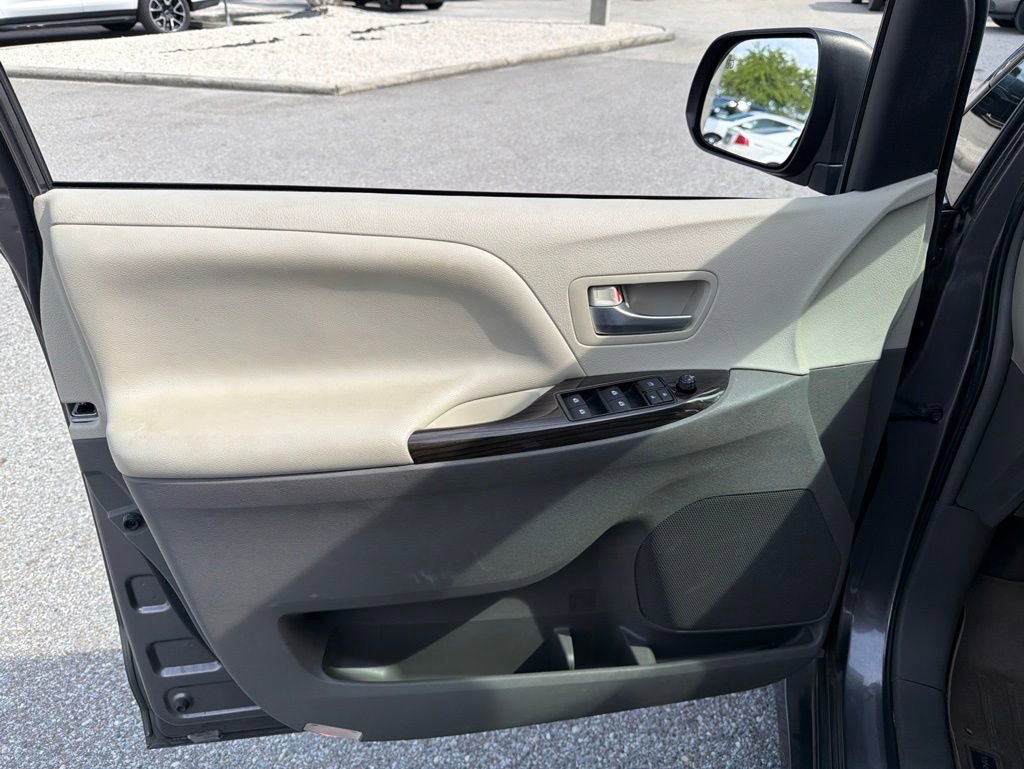 Used 2018 Toyota Sienna XLE w/ XLE Navigation Package FWD image 19