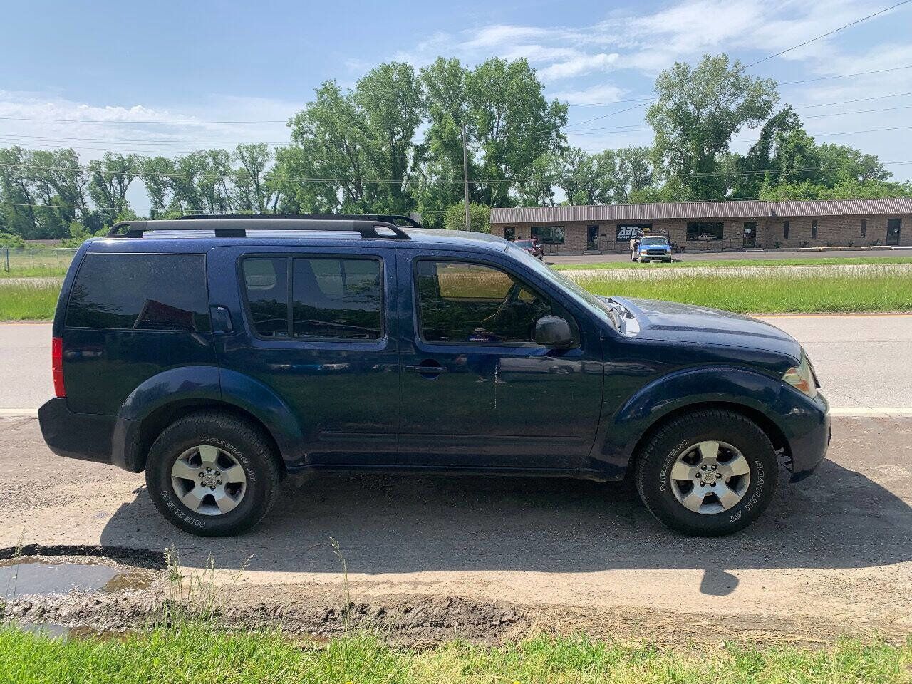 Used 2009 Nissan Pathfinder S image 10