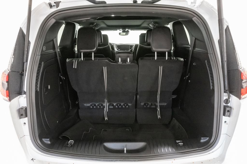 Used 2023 Chrysler Pacifica Limited w/ Uconnect Theater Family Group image 35