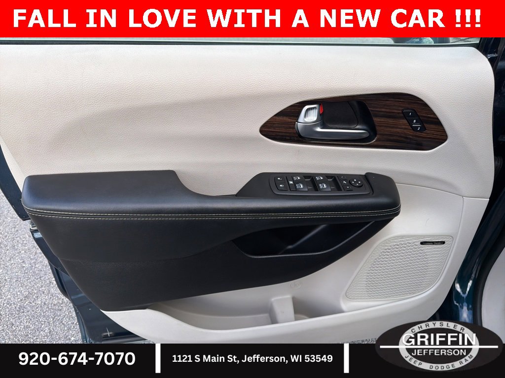 Used 2022 Chrysler Pacifica Limited image 16