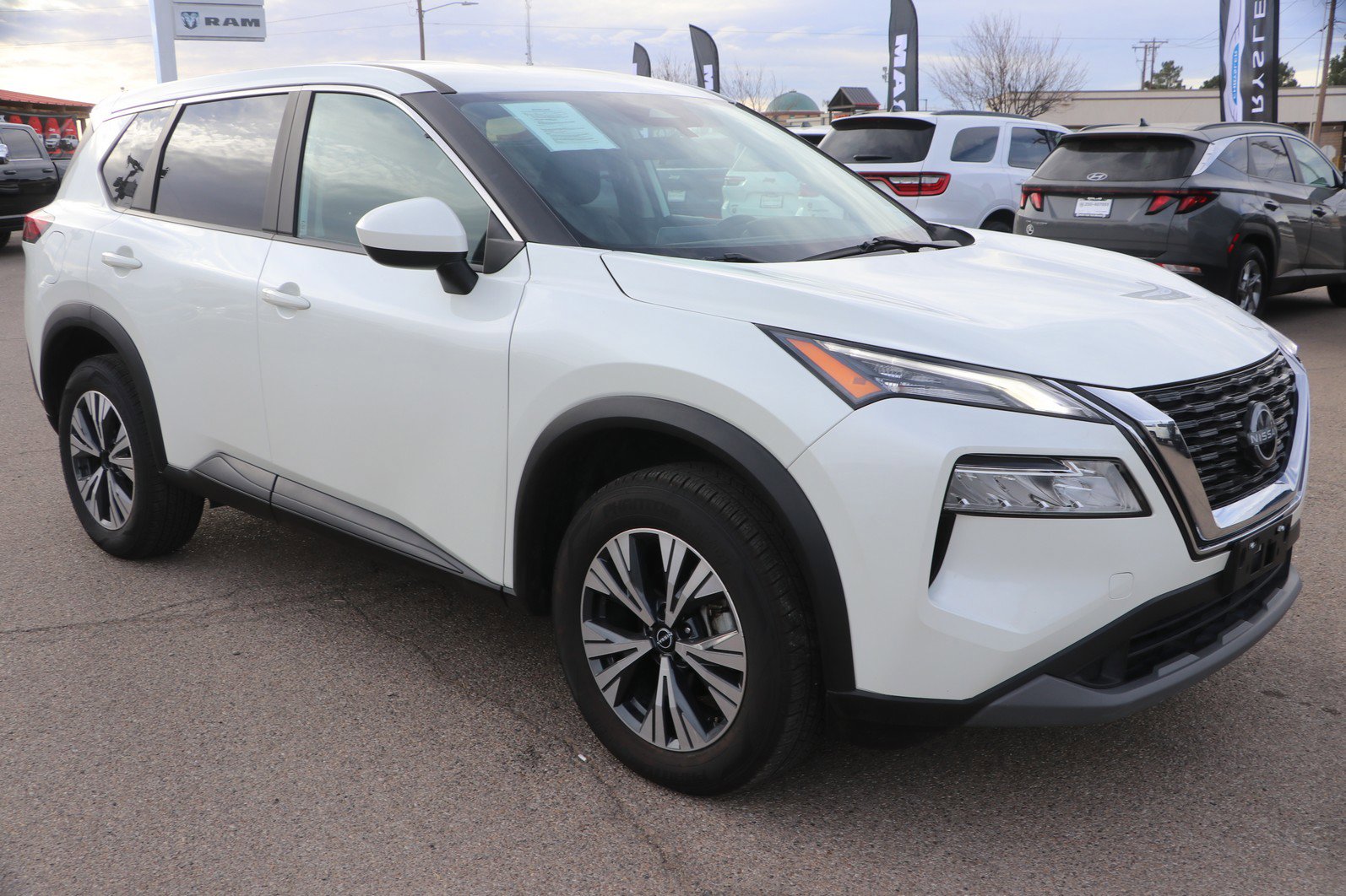 Used 2023 Nissan Rogue SV image 1