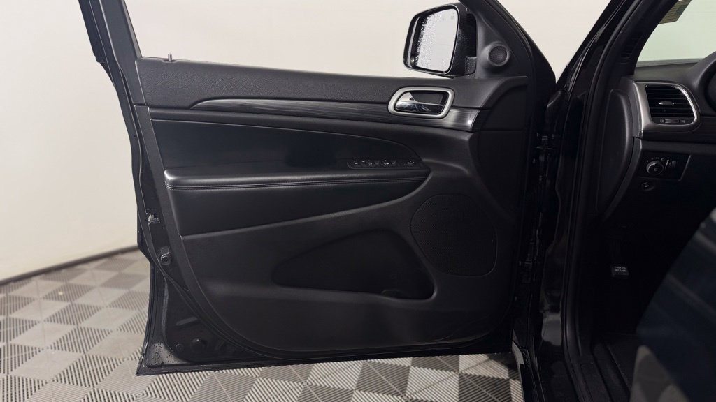 Used 2019 Jeep Grand Cherokee Altitude AWD/4WD image 16