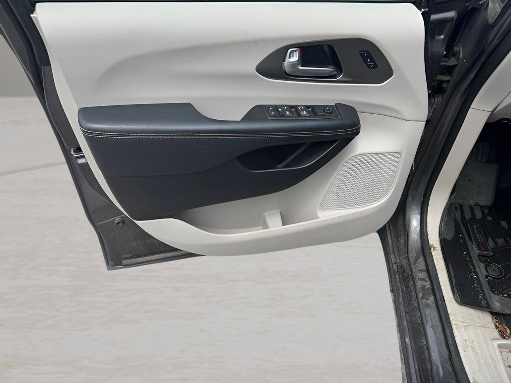 Used 2021 Chrysler Pacifica Touring-L FWD image 15