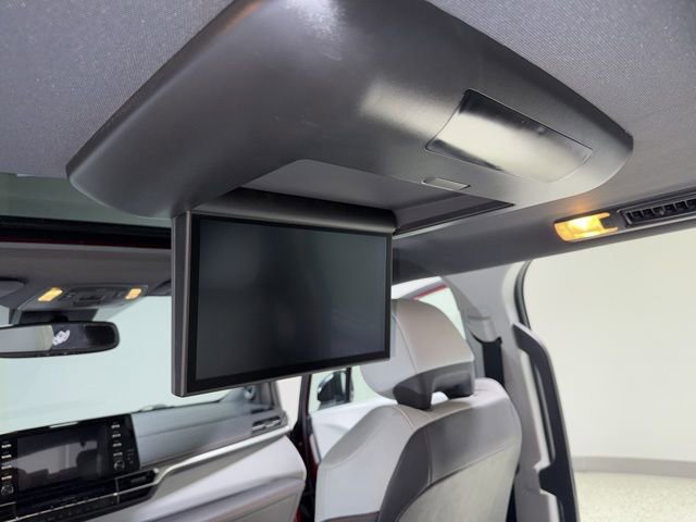 Used 2022 Toyota Sienna XSE FWD image 8