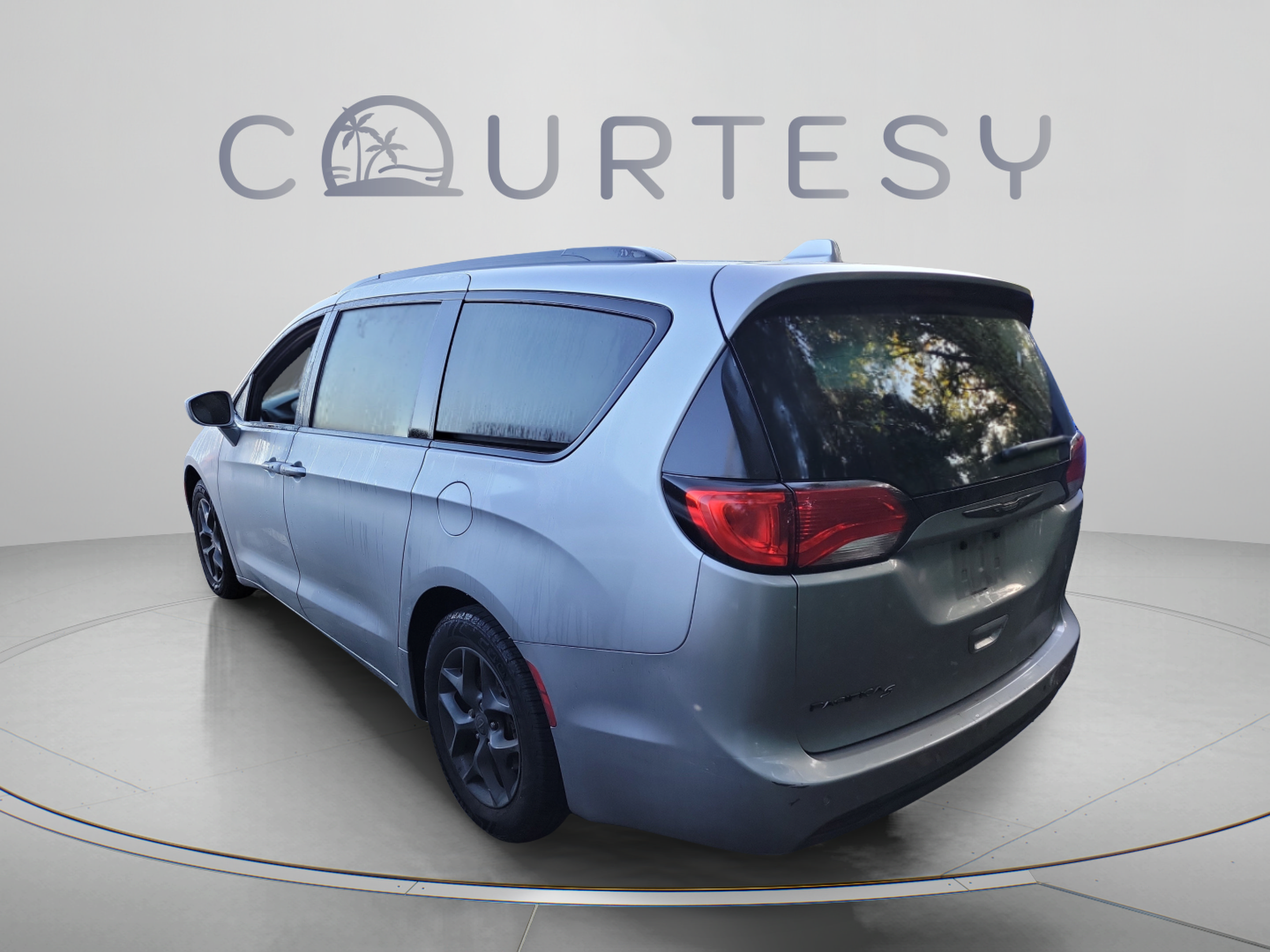 Used 2019 Chrysler Pacifica Touring-L w/ S Appearance Package FWD image 2