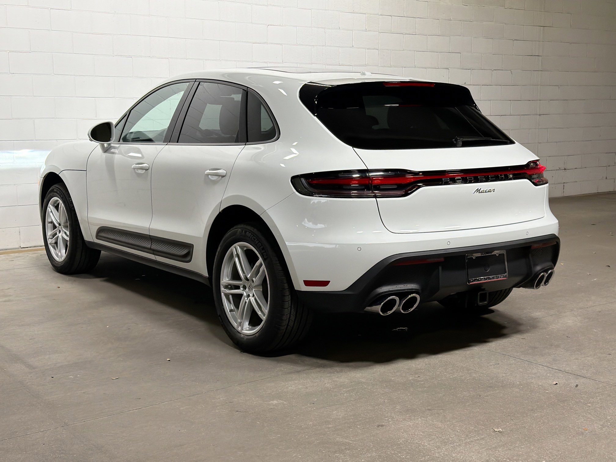 Certified 2025 Porsche Macan image 3