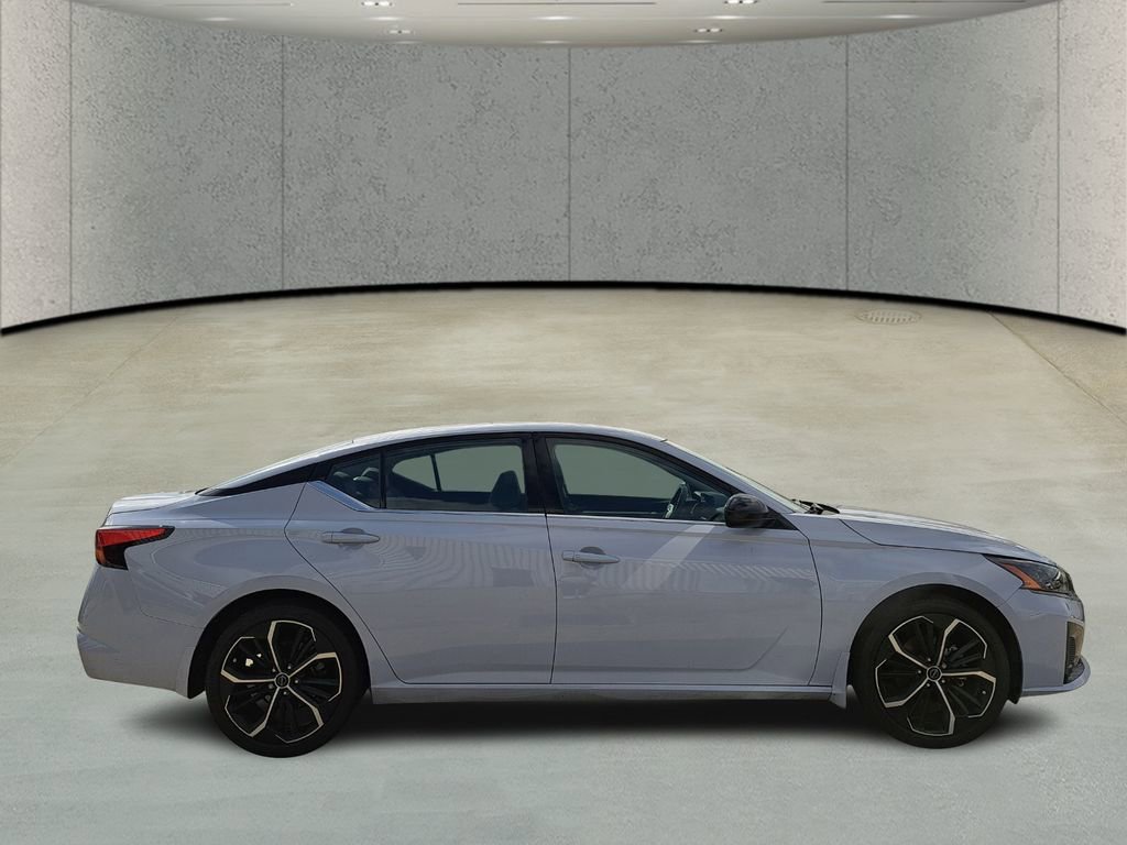 Used 2024 Nissan Altima 2.5 SR w/ SR Premium Package image 4