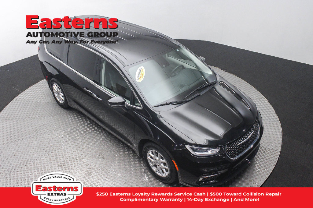 Used 2023 Chrysler Pacifica Touring-L FWD image 4